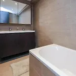 2 Bedroom Gorgeous In 아파트 *